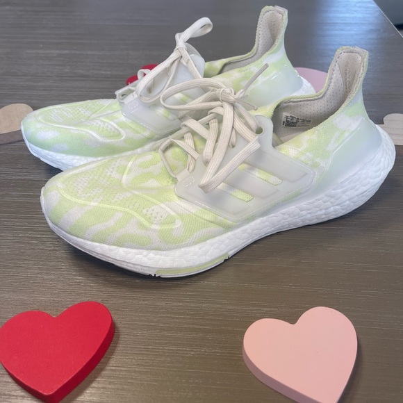 Adidas Ultra boost 22 Women Running Shoe - Almost Lime color - Picture 5 of 9